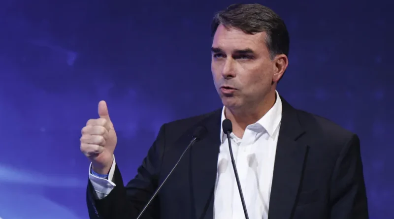Flávio terá redução de 20% no tempo de TV em comparação a Lula se mantiver isolamento