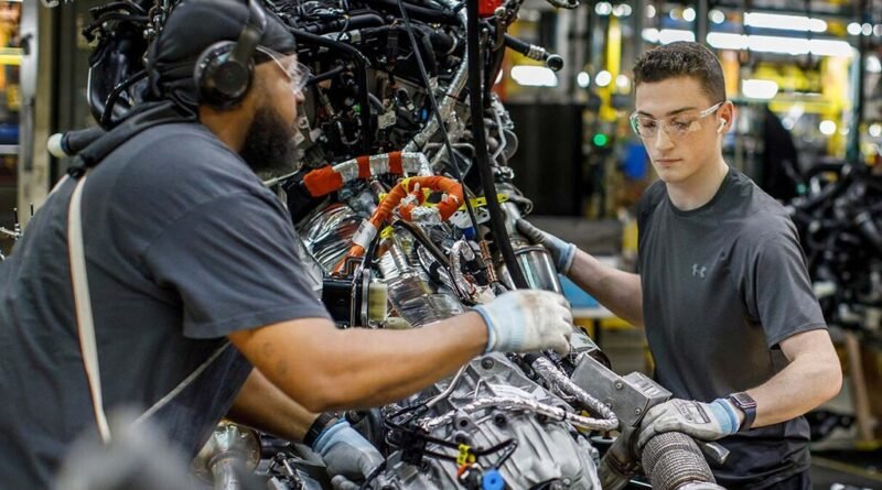 Ford enfrentou dificuldades para atrair jovens trabalhadores em 2019 devido a baixos salários, levando funcionários a buscar empregos na Amazon