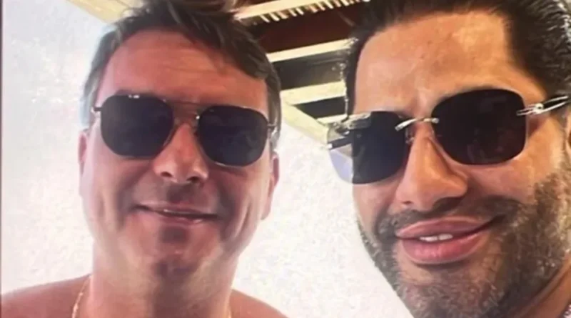Foto de 'capanga de Vorcaro' gera polêmica para Flávio Bolsonaro