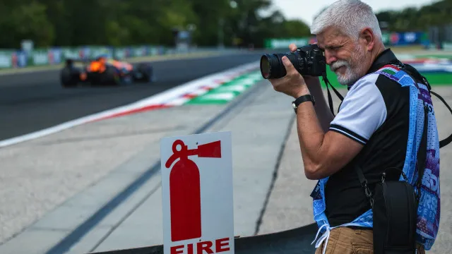 Fotógrafo anônimo em GP de F1 é revelado como ex-presidente da República
