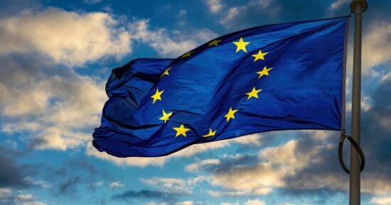 Google e Apple sob pressão da UE para permitir acesso a assistentes de IA concorrentes