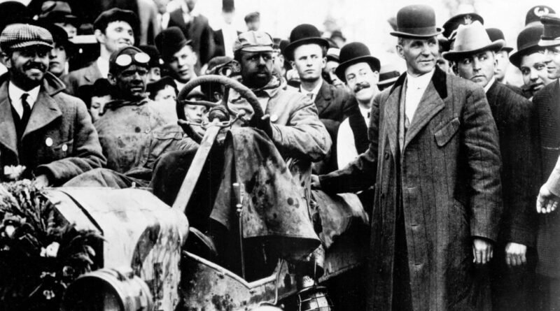 Henry Ford em 1925 defende que a máquina liberta o homem do trabalho escravo