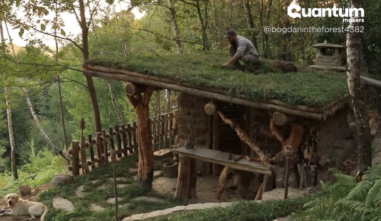Homem abandona tecnologia moderna e constrói casa de pedra na floresta com ferramentas primitivas