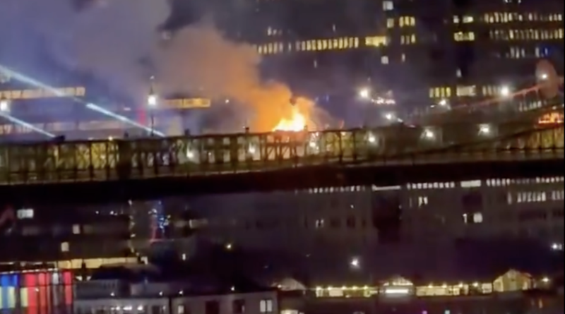 Incêndio atinge a ponte do Brooklyn durante celebrações nos Estados Unidos