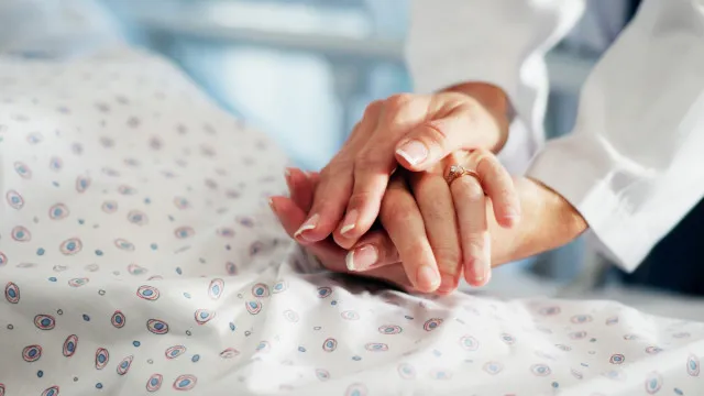 Influenciadora canadense morre após luta contra Alzheimer de início precoce