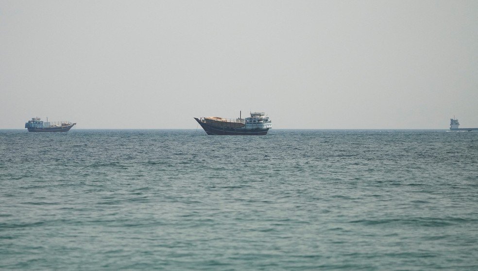Embarcações no Estreito de Ormuz, vistas de Musandam, Omã