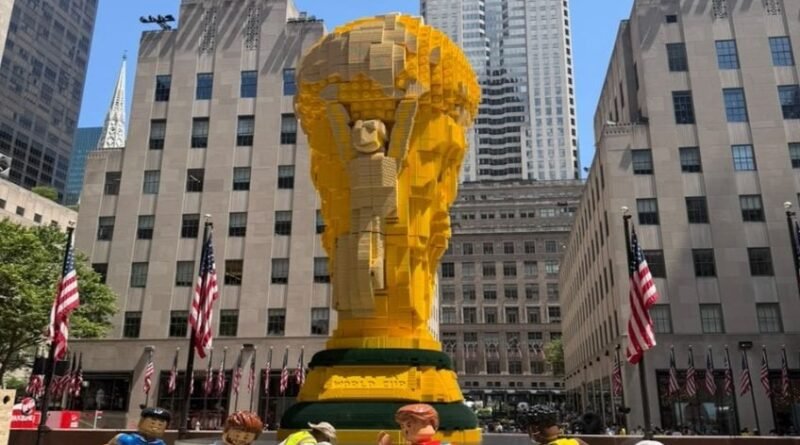 Lego inaugura taça gigante no Rockefeller Center em Nova York