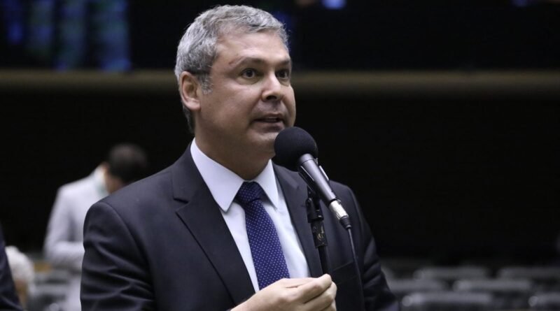 Lindbergh solicita a Moraes a revogação da prisão domiciliar de Bolsonaro após carta a Flávio