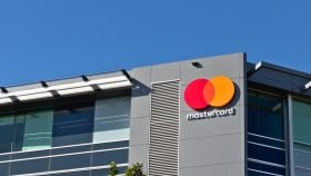 Lucro da Mastercard excede previsões impulsionado por aumento nas transações e consumo robusto