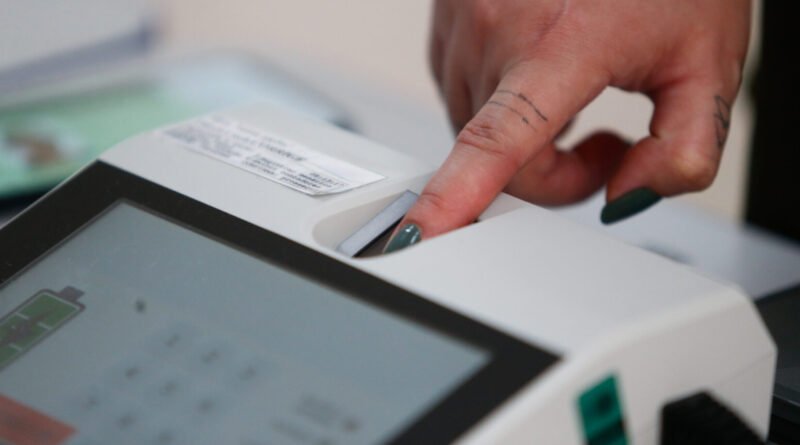 Lula lidera com 50% das intenções de voto entre mulheres, enquanto Flávio Bolsonaro registra 40% no segundo turno, revela Datafolha