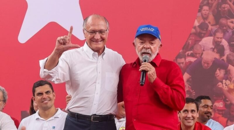 Lula participa de convenção que oficializa Alckmin como vice