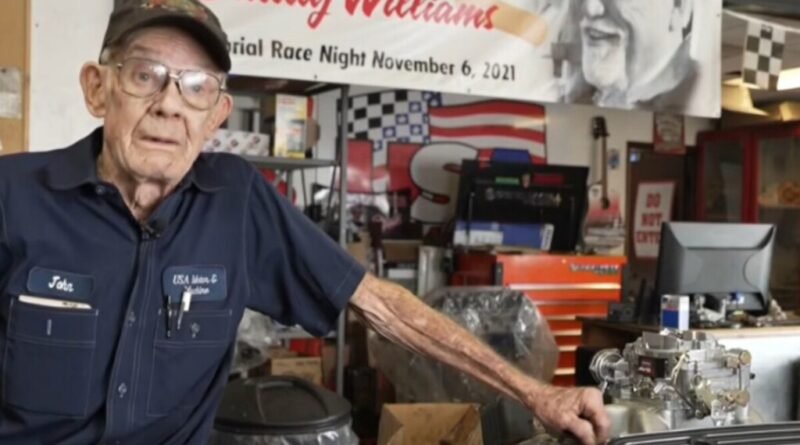 Mecânico celebra 95 anos trabalhando na oficina que considera seu lugar preferido
