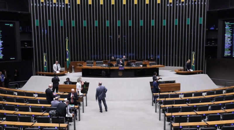 Mesa Diretora da Câmara confirma perda de mandato de três deputados