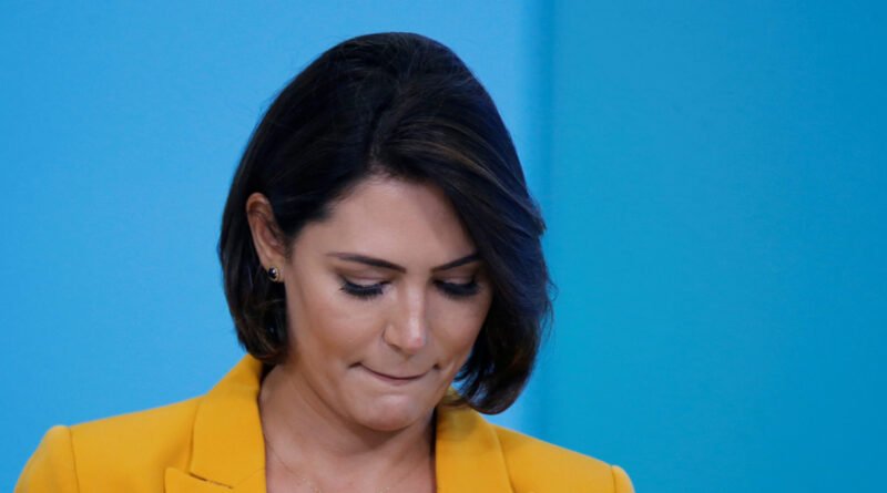 Michelle Bolsonaro sugere reconciliação com Flávio em vídeo onde diz 'Te desculpo'