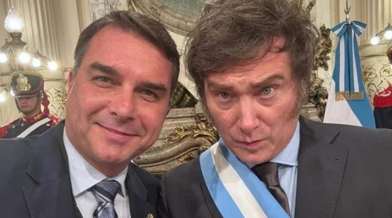 Milei anuncia visita ao Brasil para apoiar Flávio na convenção do PL