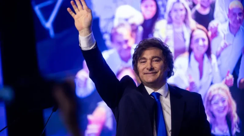 Milei ofende Alexandre de Moraes durante evento com Flávio Bolsonaro