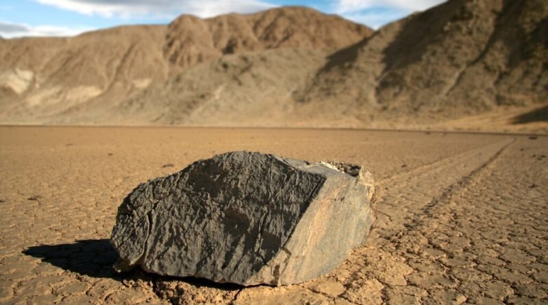 Mistério das pedras móveis no deserto revela rochas de até 300 quilos