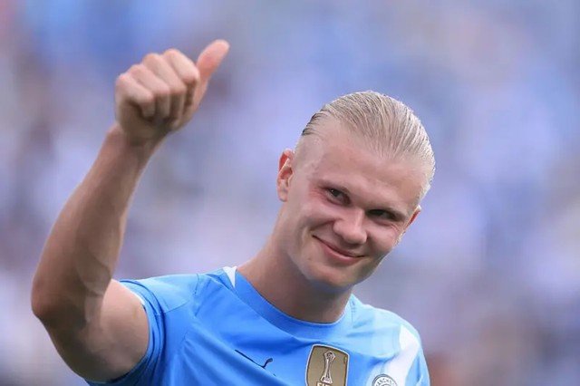 Modelo russa impressiona ao ser comparada ao craque Haaland