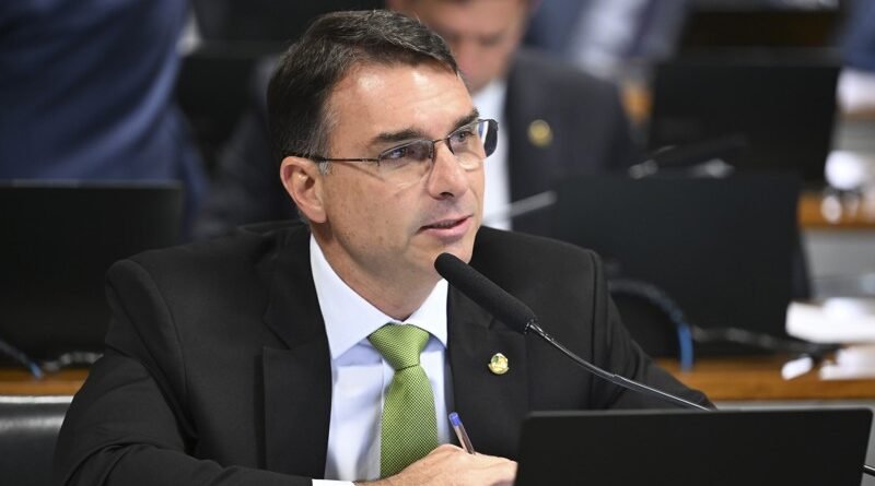 Moraes determina que Flávio preste depoimento sobre calúnia envolvendo Lula e narcotráfico