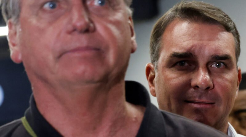 Moraes determina suspensão de visitas de Flávio Bolsonaro a Jair Bolsonaro por 90 dias, segundo CNN Brasil