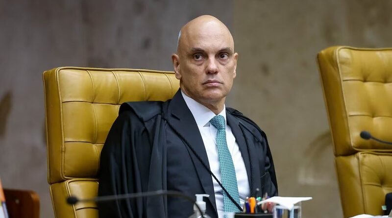 Moraes proíbe visitas e atos eleitorais, mas mantém Bolsonaro em casa