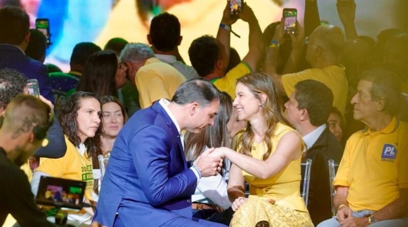 Mulher de Flávio faz sua estreia em evento político com apoio de anotações durante discurso