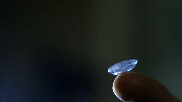 Mulher sofre danos na córnea após erro ao lavar o rosto com parasita