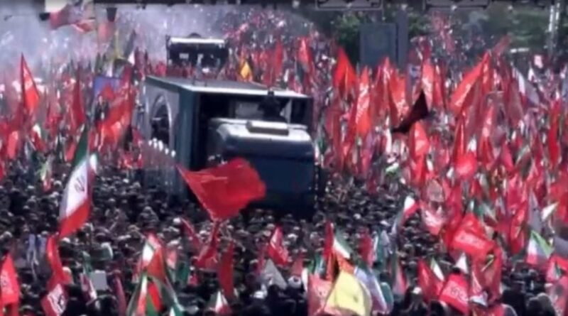 Multidão acompanha cortejo fúnebre de Ali Khamenei em Teerã