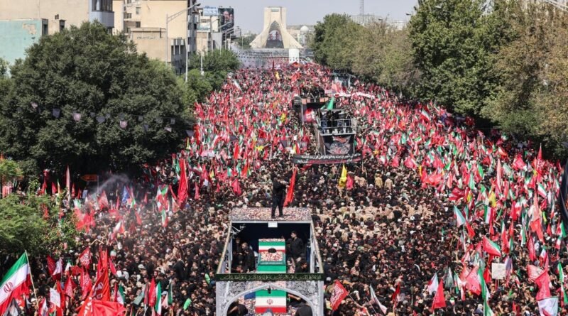 Multidão participa do cortejo fúnebre de Ali Khamenei no Irã