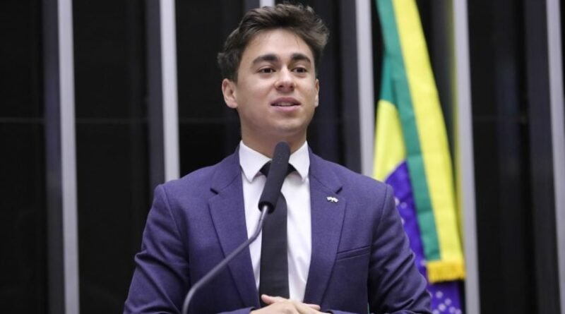 Nikolas critica decisão de Moraes e a classifica como propaganda para Flávio