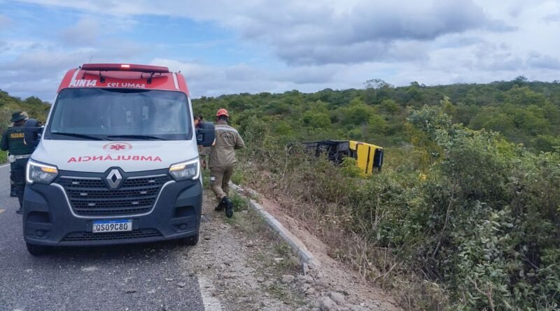Ônibus de romeiros capota no Ceará e deixa duas vítimas fatais