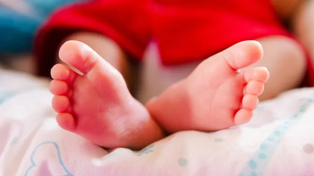 Pais de gêmeas mortas por desidratação são acusados de negligência na França
