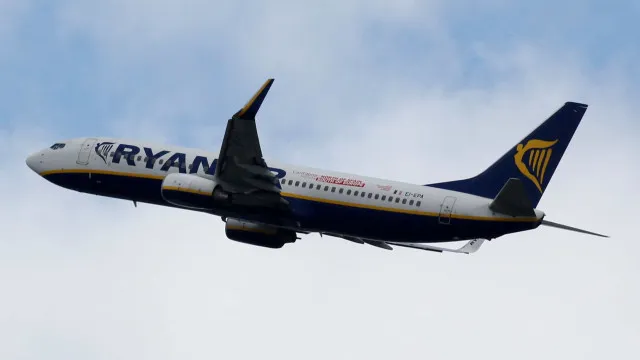 Passageiro é arremessado para fora de janela durante voo da Ryanair