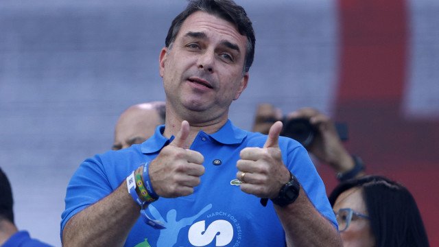 Pesquisa revela que 57% dos entrevistados conhecem Flávio Bolsonaro, mas não votariam nele