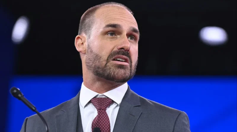 PF conclui processo e demite Eduardo Bolsonaro por abandono de cargo