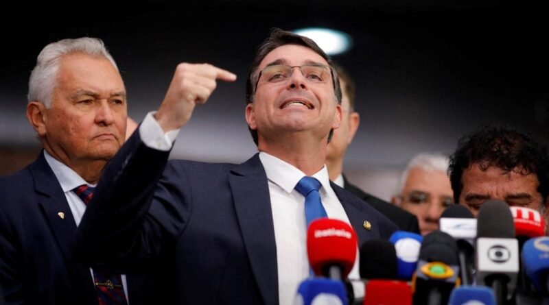 PGR solicita depoimento de Flávio Bolsonaro por calúnia contra Lula