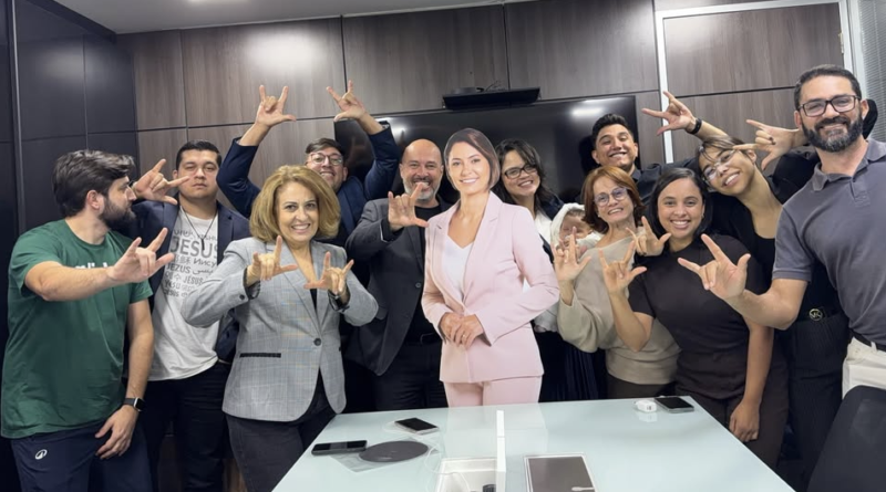 PL Mulher divulga imagens de 'Michelle de papelão' em apoio à ex-primeira-dama