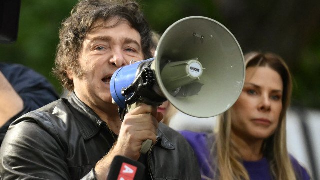 Presidente do PT afirma a jornal argentino que Milei não pode atacar instituições brasileiras