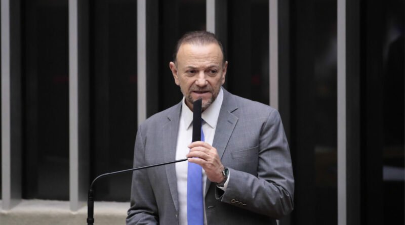 Presidente do PT afirma a jornal argentino que Milei não pode atacar instituições brasileiras
