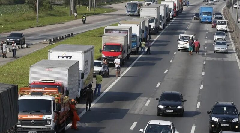 Projeto estabelece piso salarial de R$ 5 mil para caminhoneiros de longa distância