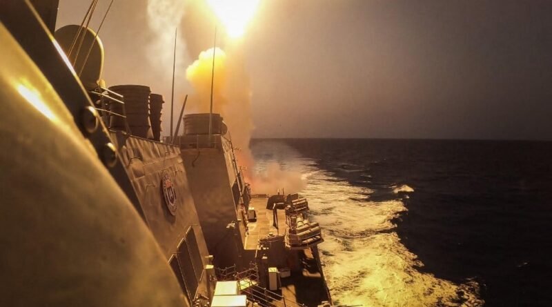 Rebeldes do Iémen assumem responsabilidade por ataque no Mar Vermelho enquanto EUA realizam bombardeios no Irã