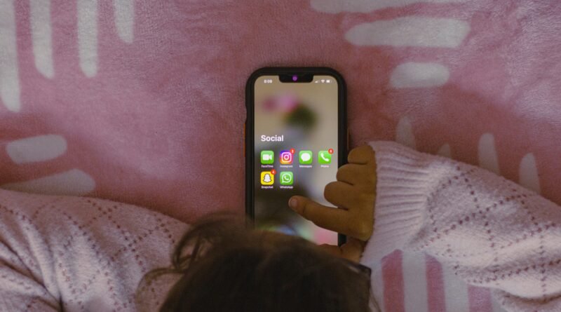 Reino Unido propõe restrição de acesso a redes sociais para jovens durante a madrugada