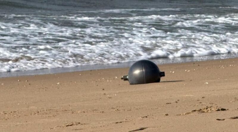 Seis esferas misteriosas surgem em praia australiana com indícios de origem espacial