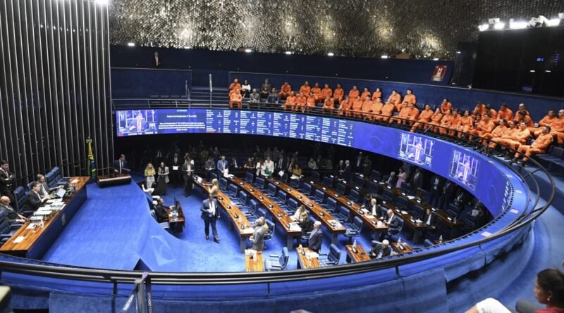 Senado aprova aumento de penas para crimes cometidos contra professores e médicos