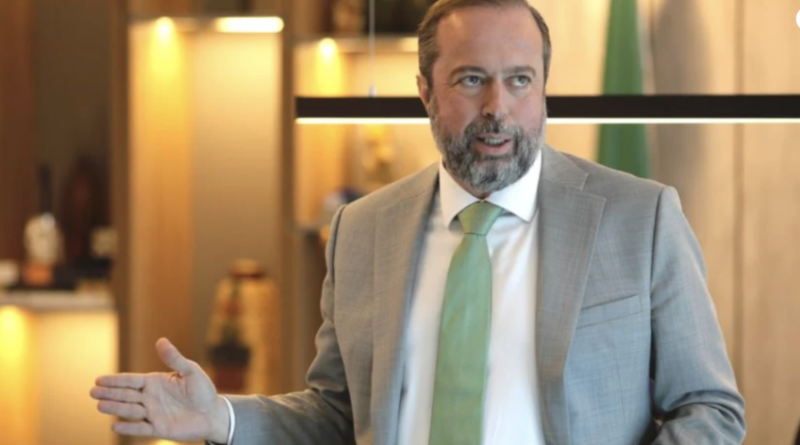 Silveira pede redução nos preços da Petrobras após queda do petróleo