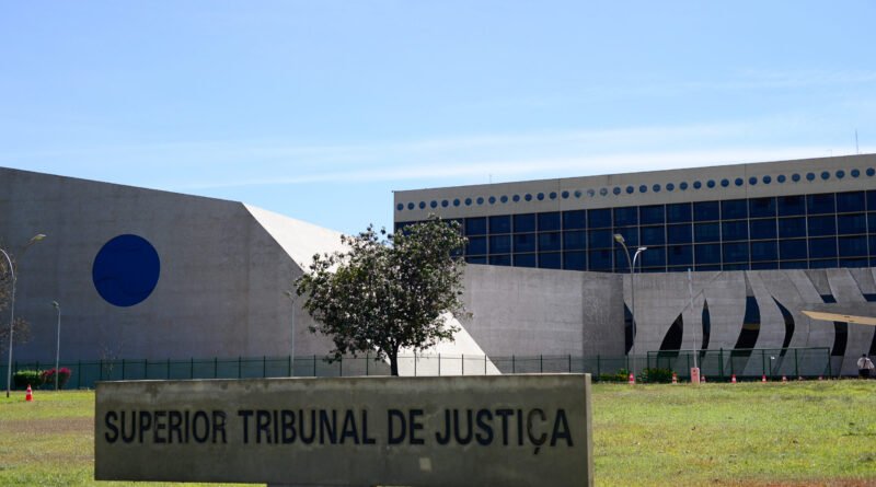 STJ permite que família retire sobrenome paterno de documentos, criando precedente jurídico