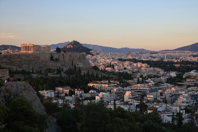 Terror em Atenas: Turistas Atacados à Facada Próximo à Acrópole