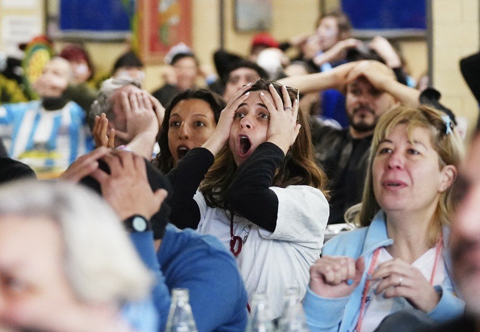 Fãs se reúnem em bar de Buenos Aires para assistir jogo da seleção argentina contra o Egito