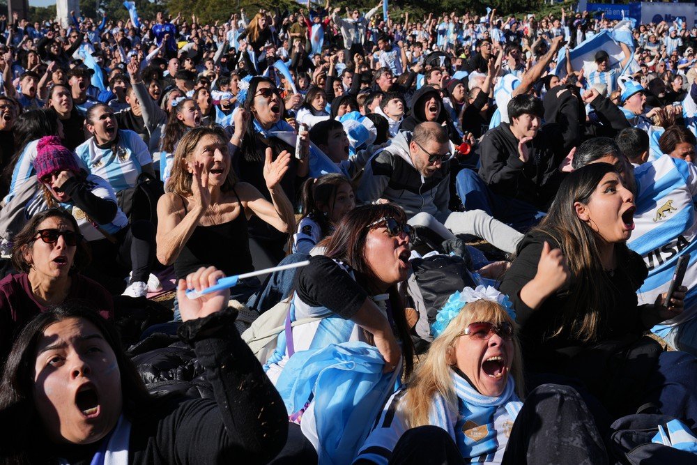 Fãs argentinos assistem a vitória sobre o Egito na Copa nas ruas de Buenos Aires