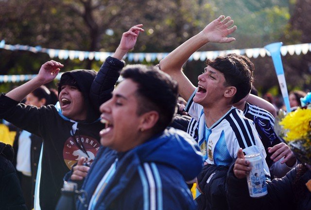 Torcida Argentina em Êxtase: O Instante do Gol da Virada Capturado em Vídeo